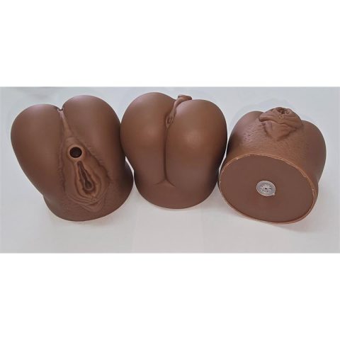 Labia shaped whistle